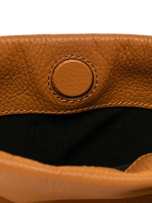 Товар коричневого цвета с внутренней стороны