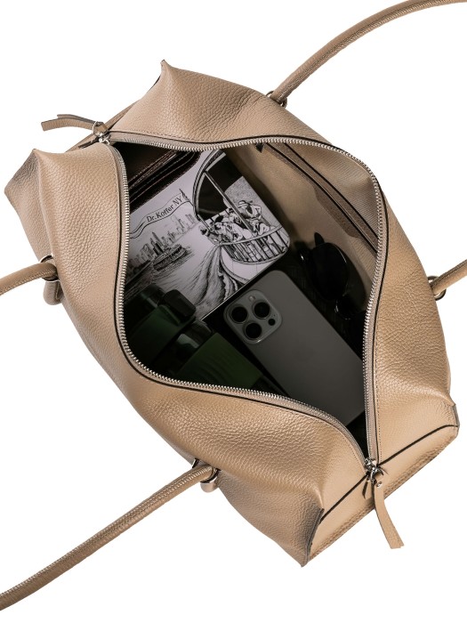 Товар бежевого цвета с внутренней стороны