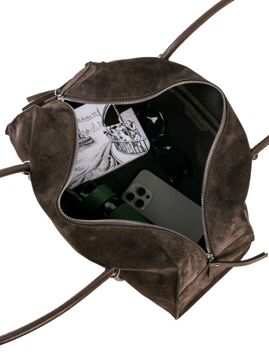 Товар коричневого цвета с внутренней стороны