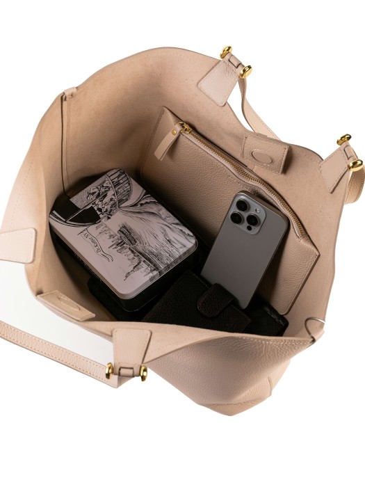 Товар бежевого цвета с внутренней стороны