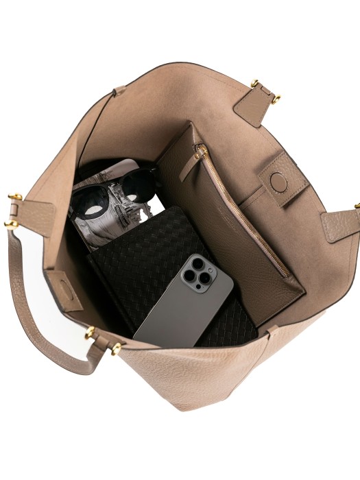 Товар коричневого цвета с внутренней стороны