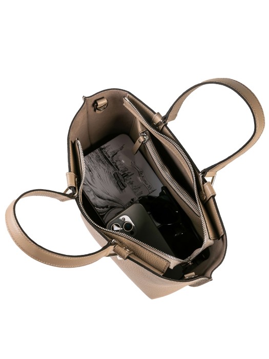 Товар бежевого цвета с внутренней стороны