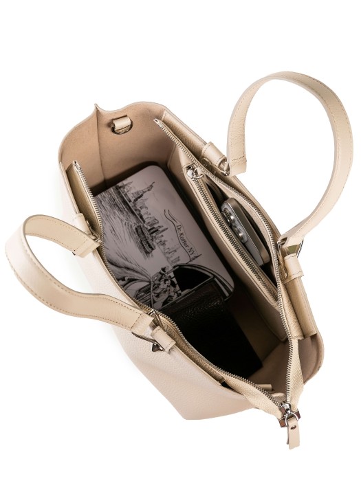 Товар белого цвета с внутренней стороны