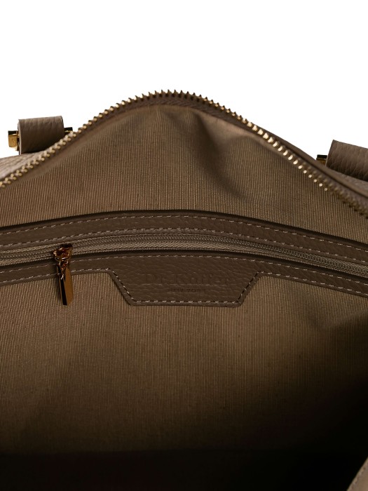 Товар бежевого цвета с внутренней стороны