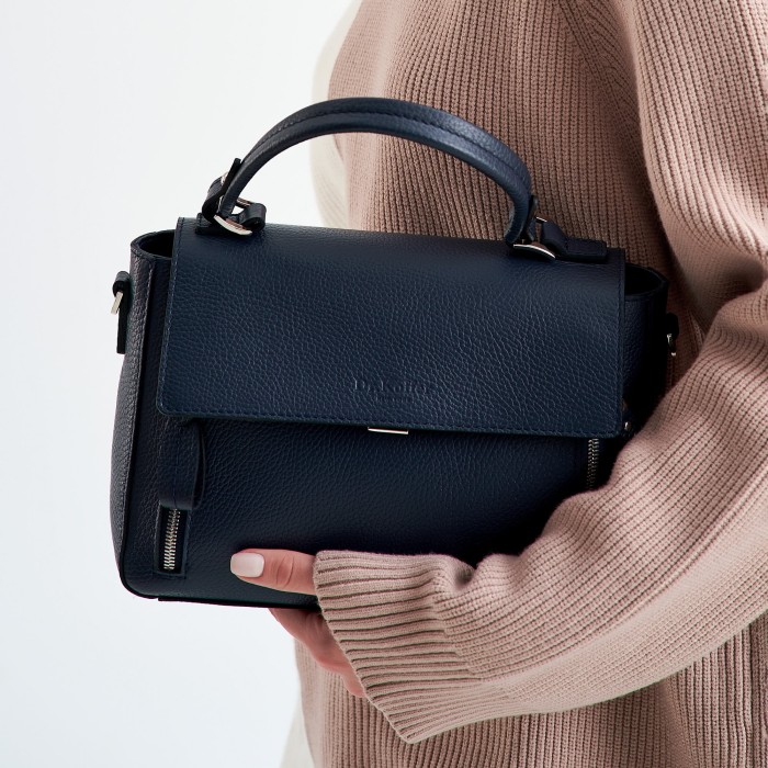 Товар синего цвета с внутренней стороны