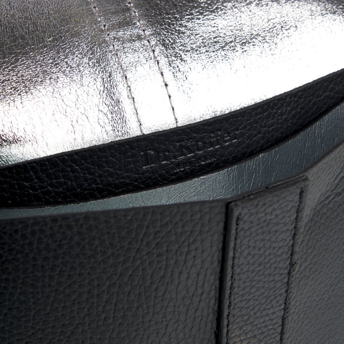 Товар черного цвета с внутренней стороны