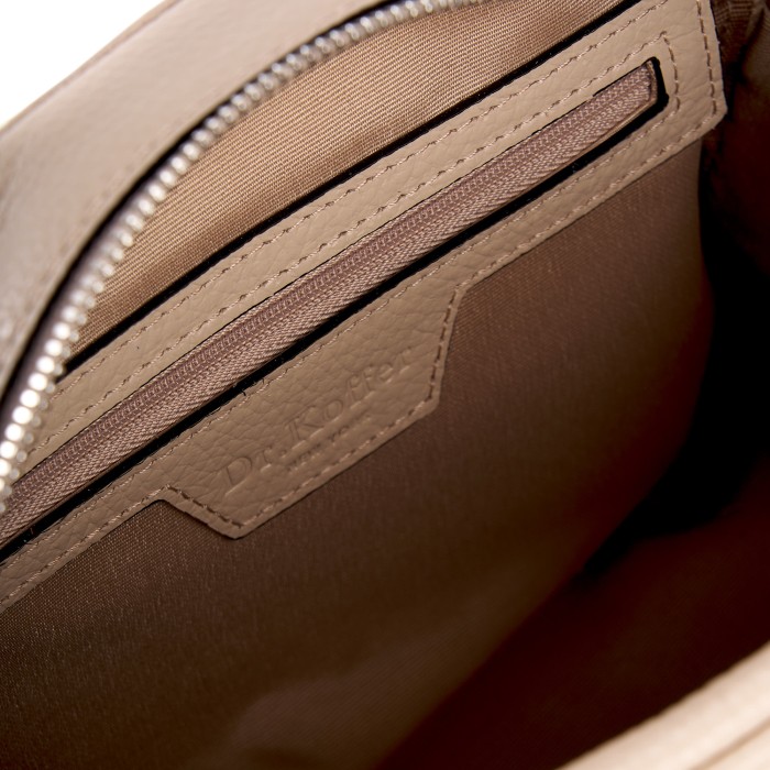 Товар бежевого цвета с внутренней стороны