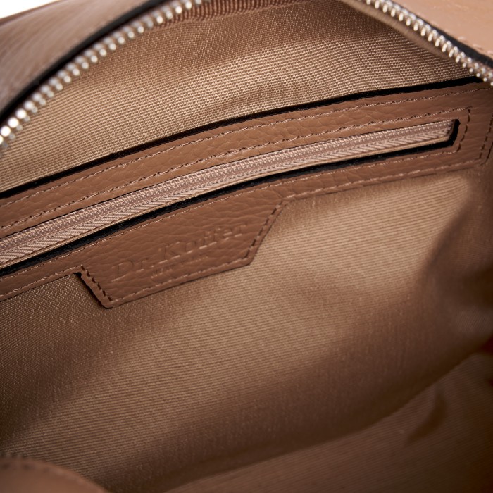 Товар бежевого цвета с внутренней стороны