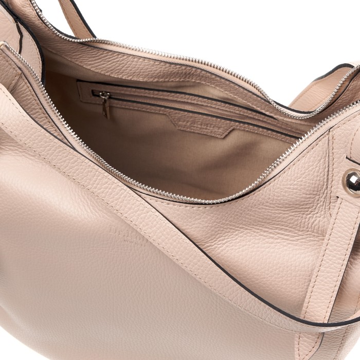 Товар белого цвета с внутренней стороны