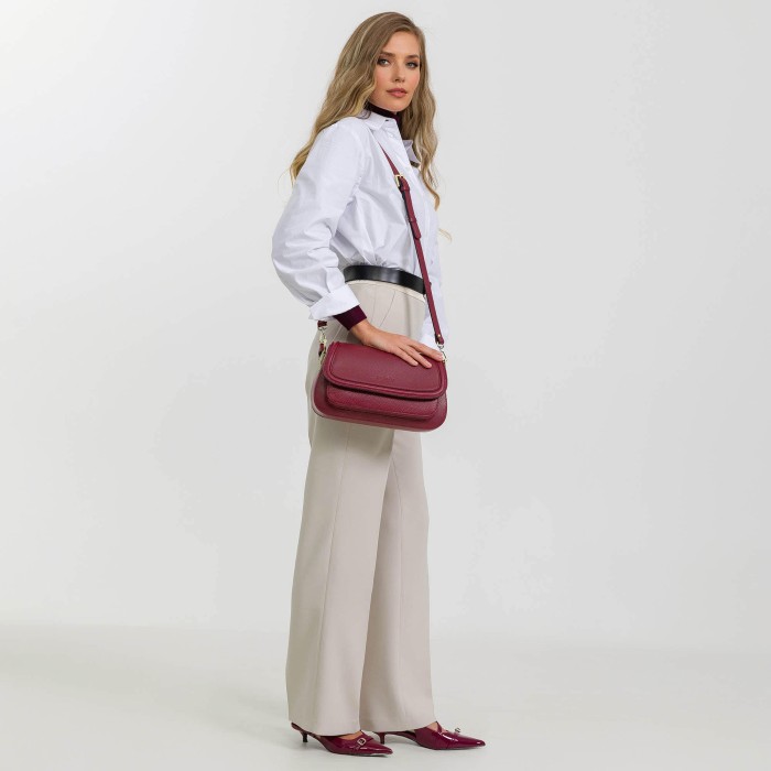 Товар красного цвета с внутренней стороны