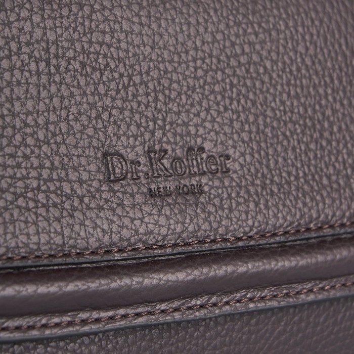 Товар коричневого цвета с внутренней стороны