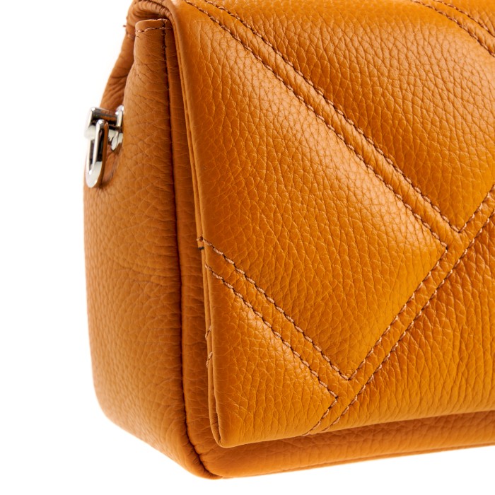 Товар оранжевого цвета с внутренней стороны