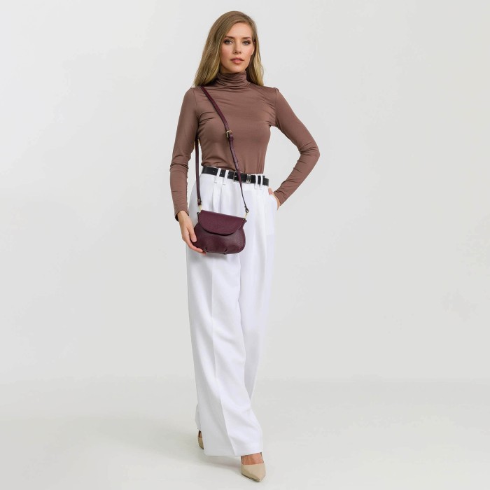 Товар красного цвета с внутренней стороны