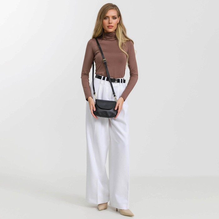 Товар черного цвета с внутренней стороны