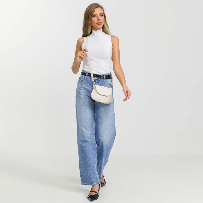 Товар белого цвета с внутренней стороны