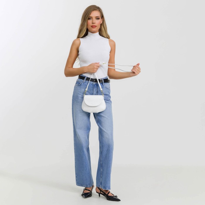 Товар белого цвета с внутренней стороны