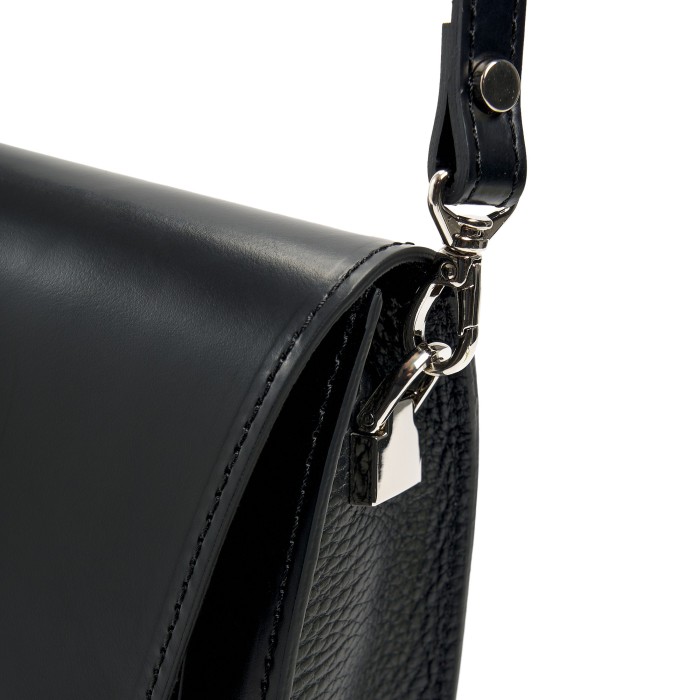 Товар черного цвета с внутренней стороны