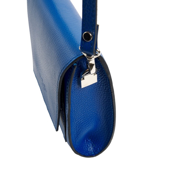 Товар синего цвета с внутренней стороны