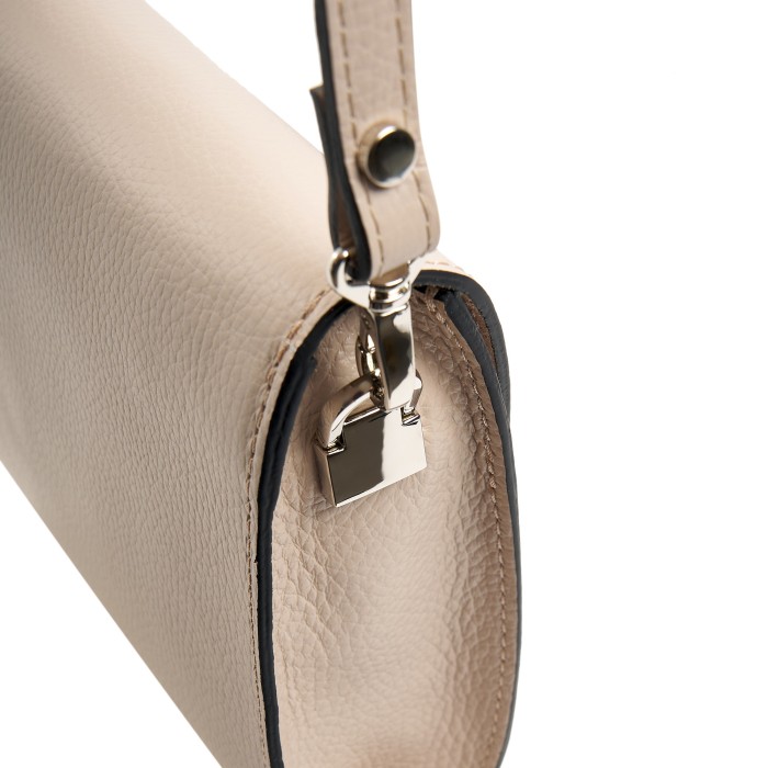 Товар бежевого цвета с внутренней стороны