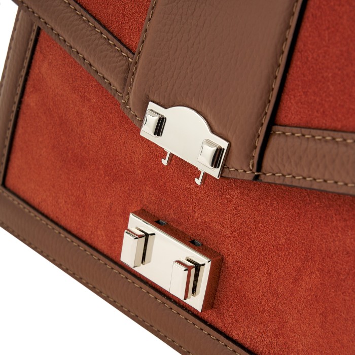 Товар коричневого цвета с внутренней стороны