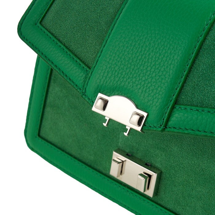 Товар зеленого цвета с внутренней стороны