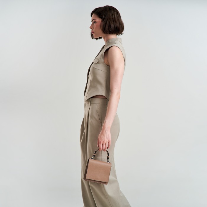 Товар бежевого цвета с внутренней стороны