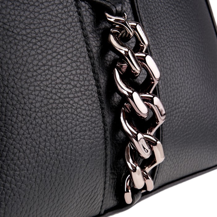 Товар черного цвета с внутренней стороны