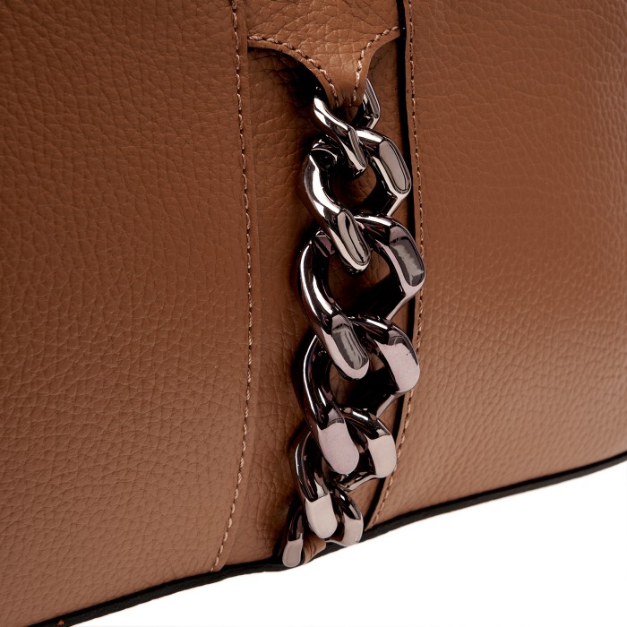 Товар коричневого цвета с внутренней стороны