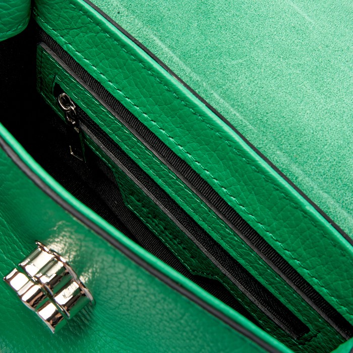 Товар зеленого цвета с внутренней стороны