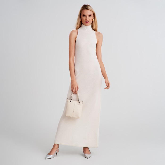 Товар белого цвета с внутренней стороны