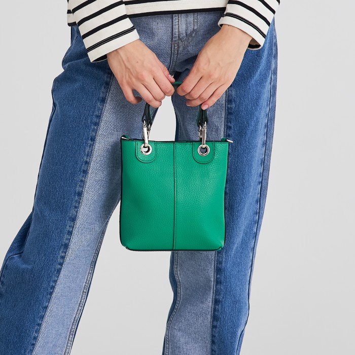 Товар зеленого цвета с внутренней стороны