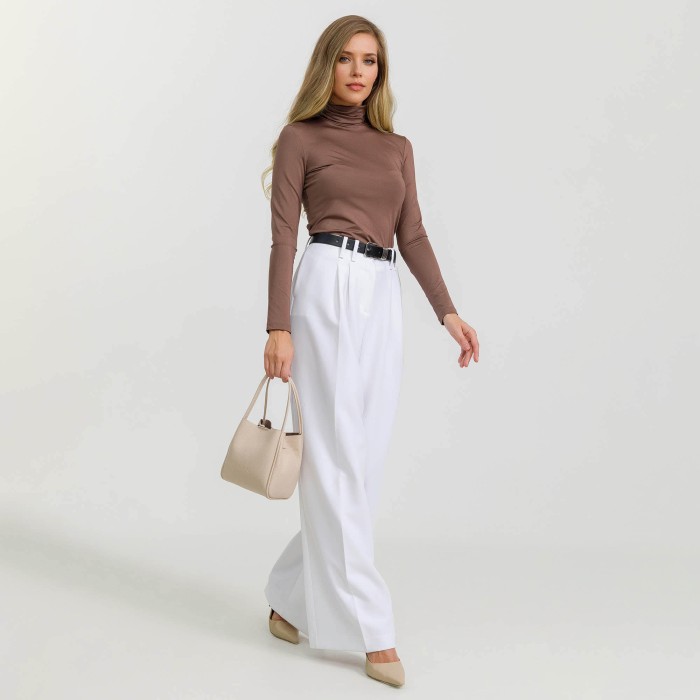 Товар бежевого цвета с внутренней стороны