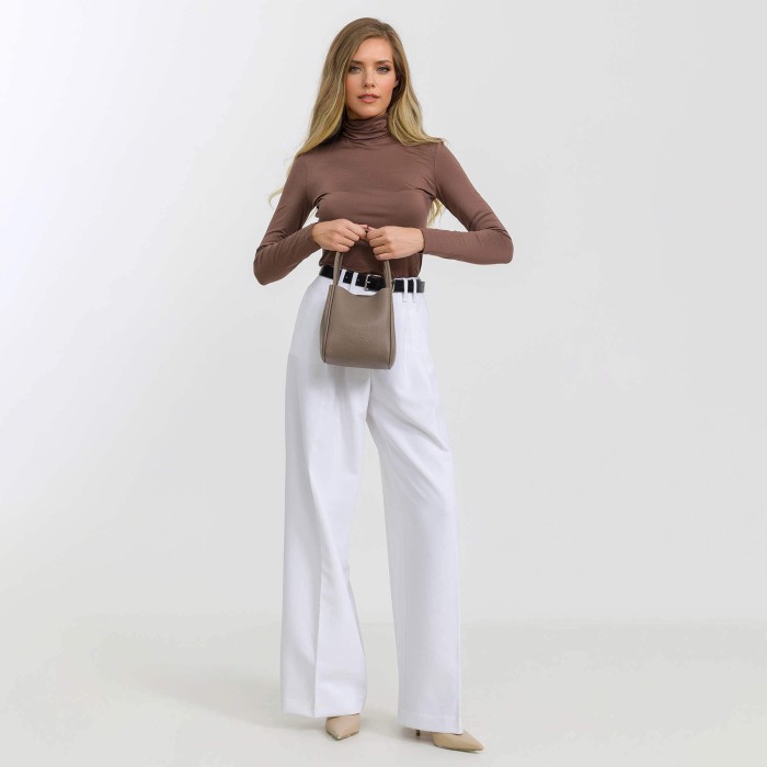 Товар бежевого цвета с внутренней стороны