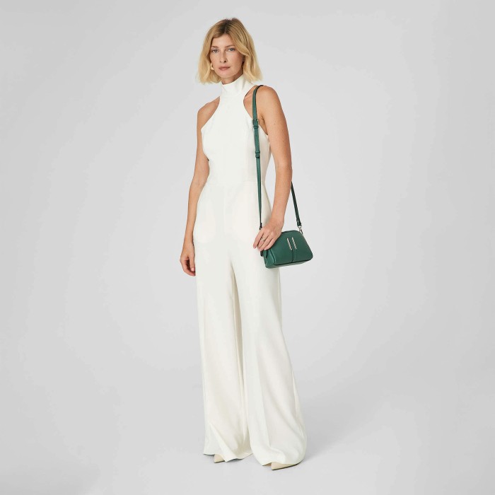 Товар зеленого цвета с внутренней стороны