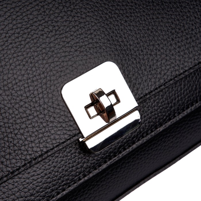 Товар черного цвета с внутренней стороны