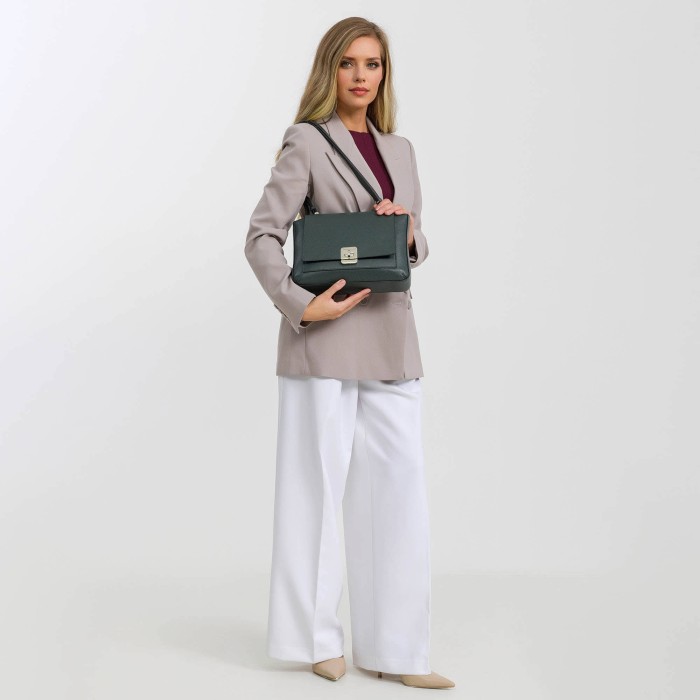 Товар зеленого цвета с внутренней стороны