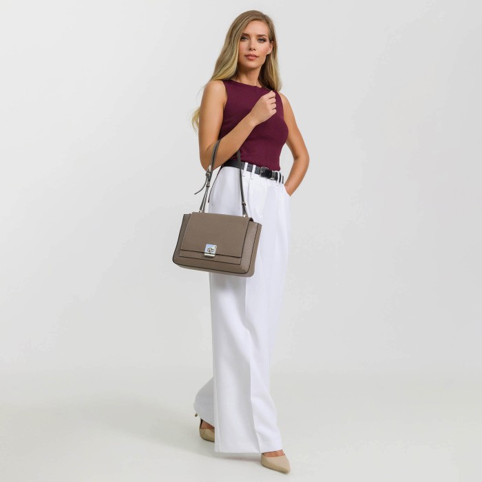 Товар бежевого цвета с внутренней стороны