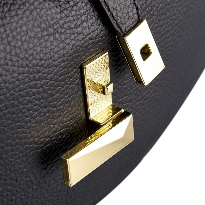 Товар черного цвета с внутренней стороны