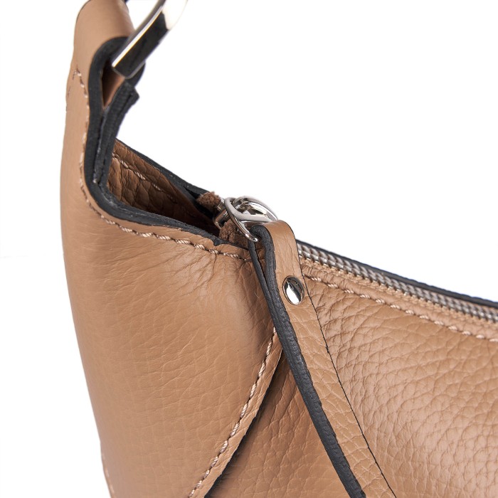 Товар бежевого цвета с внутренней стороны