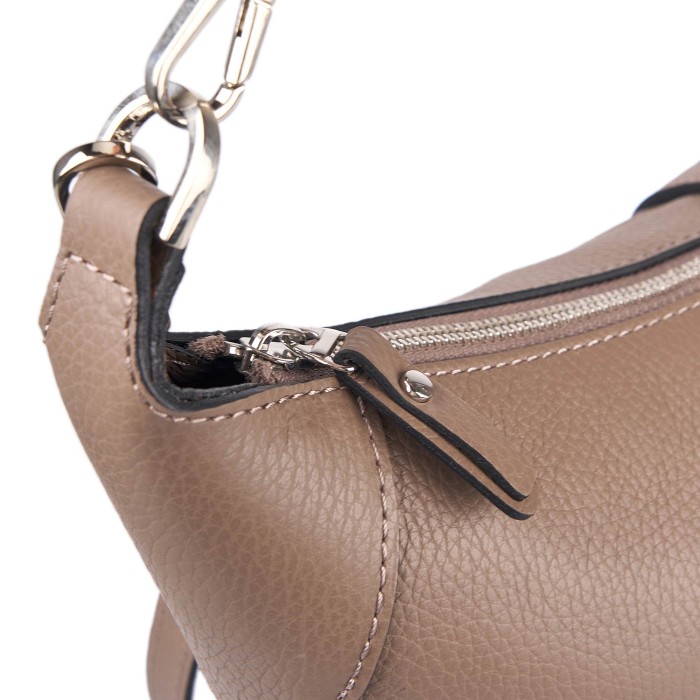 Товар бежевого цвета с внутренней стороны