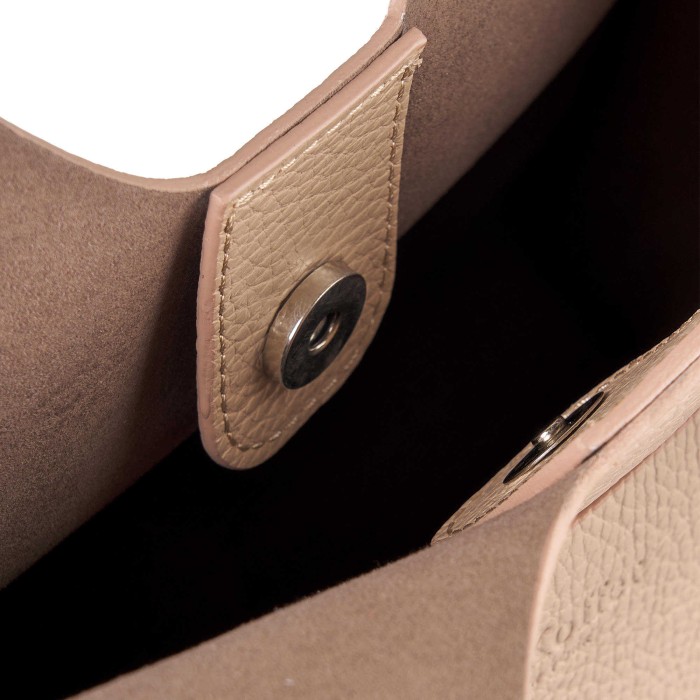 Товар бежевого цвета с внутренней стороны