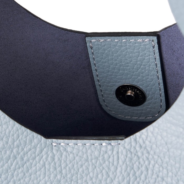 Товар голубого цвета с внутренней стороны