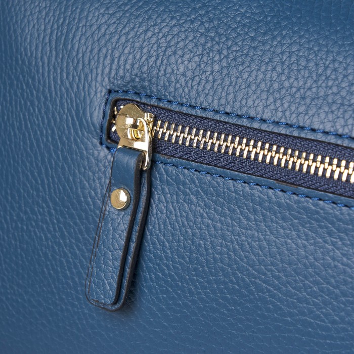 Товар синего цвета с внутренней стороны