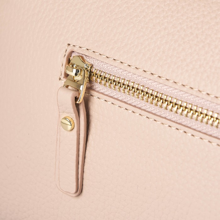 Товар бежевого цвета с внутренней стороны