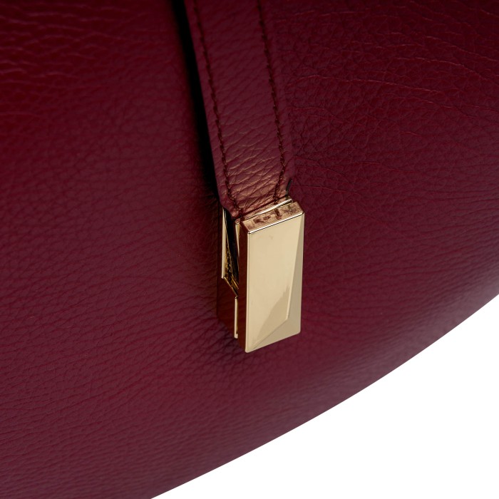 Товар красного цвета с внутренней стороны