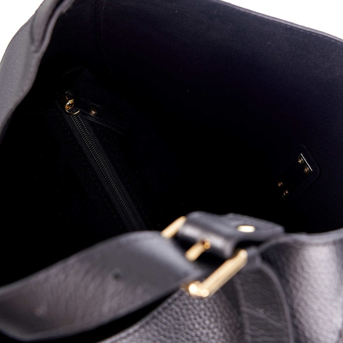 Товар черного цвета с внутренней стороны