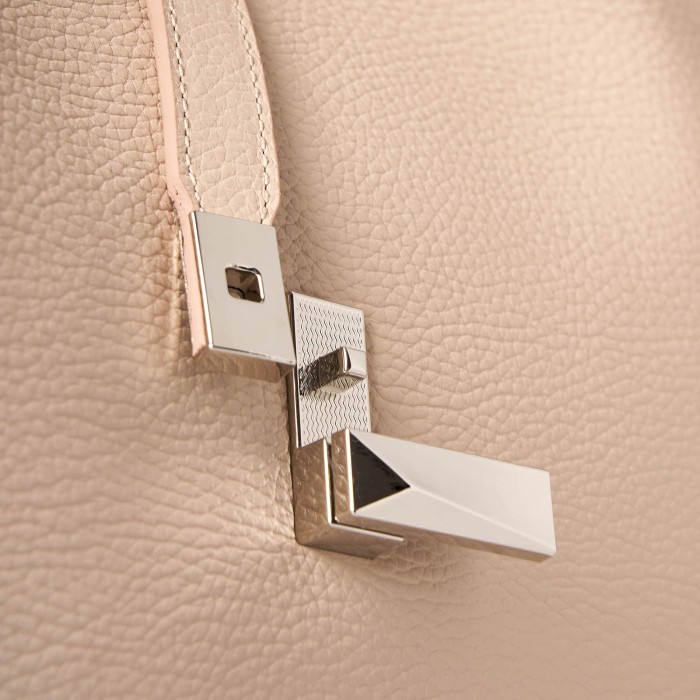 Товар бежевого цвета с внутренней стороны