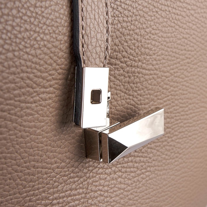 Товар бежевого цвета с внутренней стороны