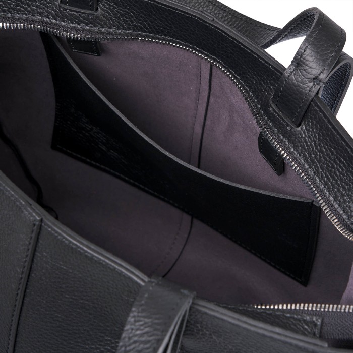 Товар черного цвета с внутренней стороны