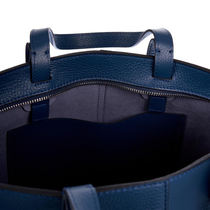 Товар синего цвета с внутренней стороны